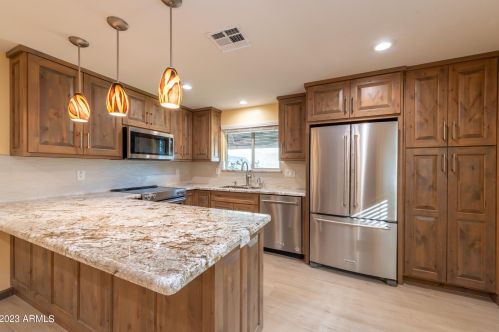 526 Alice Ave, Phoenix AZ  85020-3161 exterior