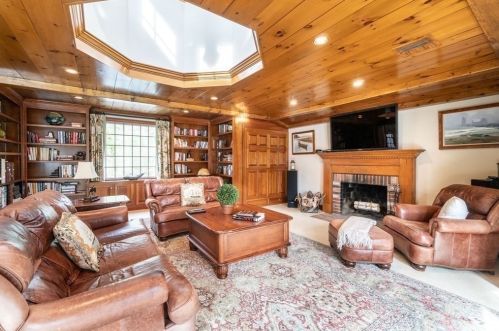 61 Brg St, Hingham MA 02061-2333 exterior