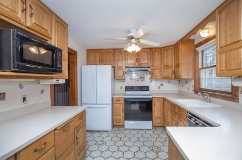 2 Chester Ave, Burlington MA 01803-1312 exterior