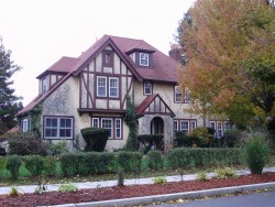 220 Woodward St, Newton, MA 02468-2041