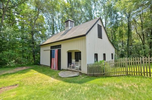 5 Maple Ln, Sutton MA 01590-1810 exterior