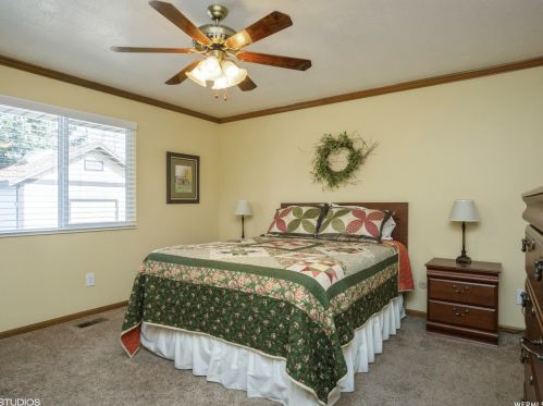 1587 Edgecliff Dr, Sandy UT 84092-4309 exterior