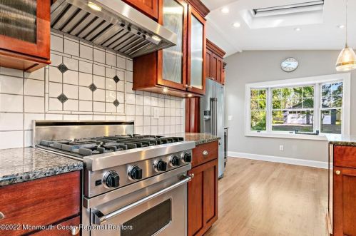 182 Pinckney Rd, Little Silver NJ 07739-1015 exterior