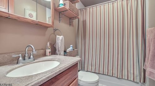 72 High Mtn Rd, Skyline Lakes NJ 07456-2510 exterior