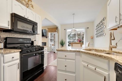 501 Goodwin Dr, Lemont IL 60440-2098 exterior