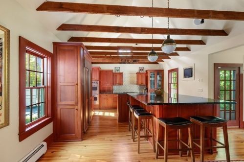 10 Summer St, Hingham MA 02043-2219 exterior