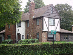 828 Chestnut St, Newton, MA 02468-2318