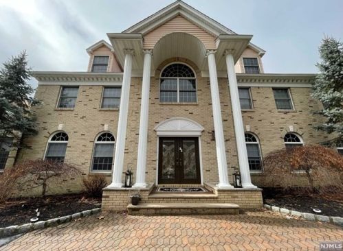 32 Crescent Dr, Skyline Lakes, NJ 07456-1109