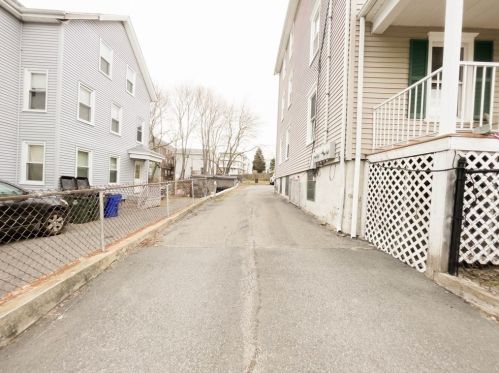 296 Hamlet St, Fall River MA 02724-3340 exterior