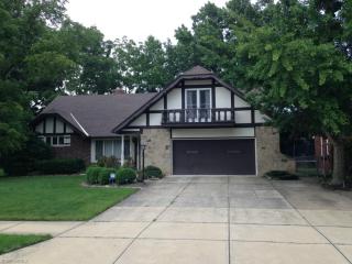 245 272nd St, Cleveland, OH 44132-2753