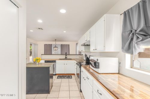 13451 47 Way, Phoenix AZ 85042-5318 exterior