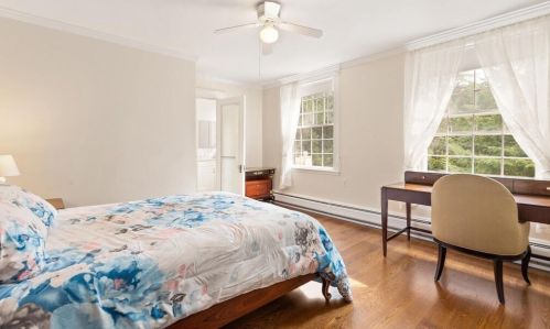 215 Ave, Weston MA 02493-1908 exterior