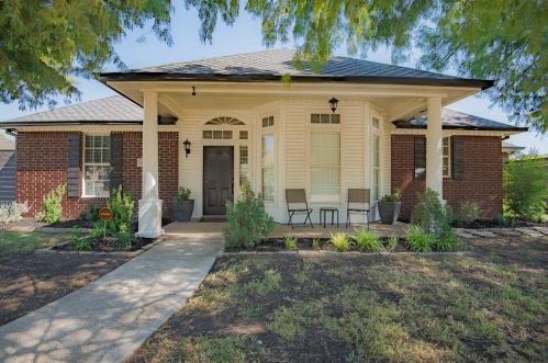 6516 Coral Ln, Garland, TX 75048-3386