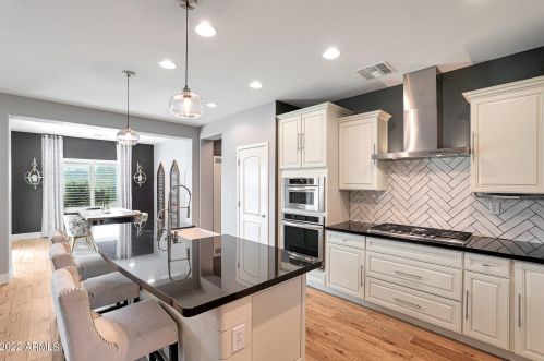 1665 Blaylock Dr, Phoenix AZ 85085-6324 exterior