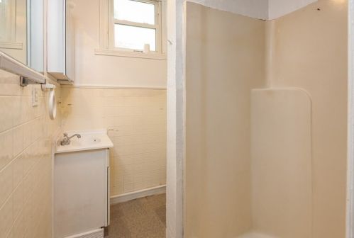 35 Grammont Rd, Worcester MA 01607-1175 exterior