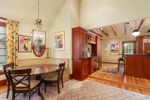 10 Summer St, Hingham MA 02043-2219 exterior