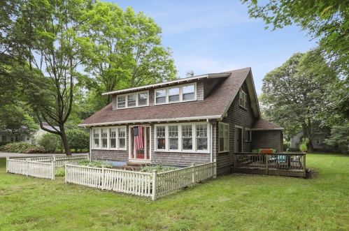 225 Palmer Ave, Falmouth, MA 02540-2806