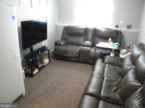 60 Holly Dr, West Deptford NJ  08096-3317 exterior