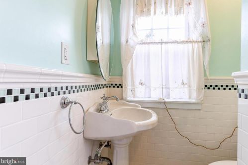 501 Broadway, West Deptford NJ 08093-1170 exterior