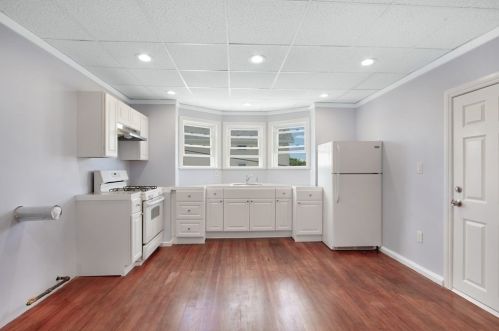 556 Bradford Ave, Fall River MA 02721-1017 exterior