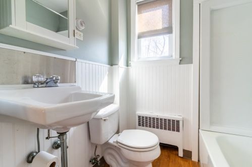 52 Town Hill St, Quincy MA 02169-6430 exterior