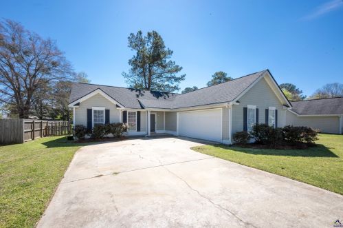 701 Shannon Ridge Dr, Bonaire, GA 31005-4406