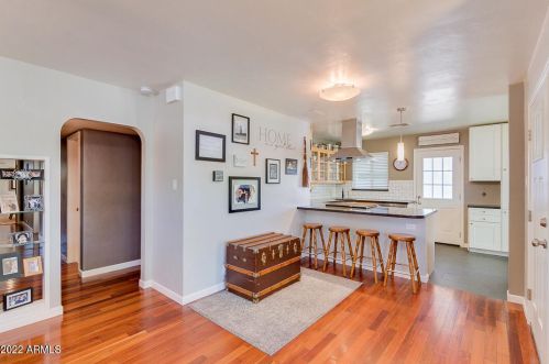 2145 Clarendon Ave, Phoenix AZ 85031-3142 exterior