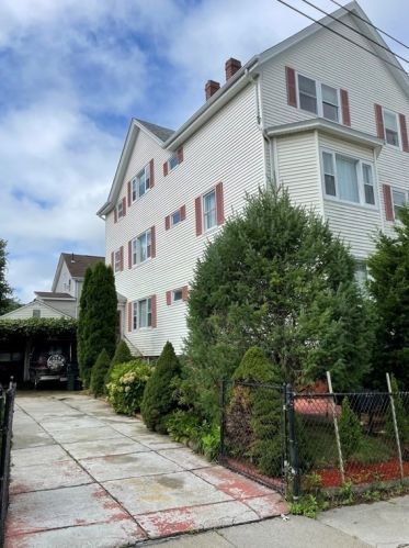 249 Griffin St, Fall River MA 02724-2735 exterior