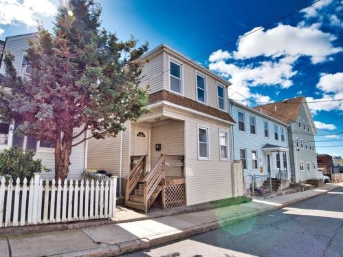 51 Oak St, Fall River, MA 02720-4912