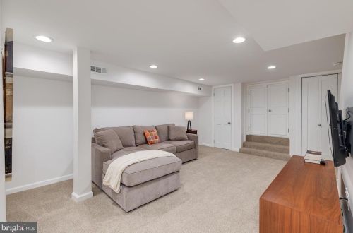 335 6 St, Philadelphia PA 19140-4560 exterior