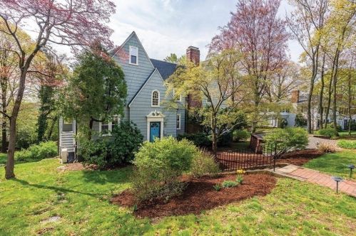 55 Farlow Rd, Newton MA 02458-2439 exterior