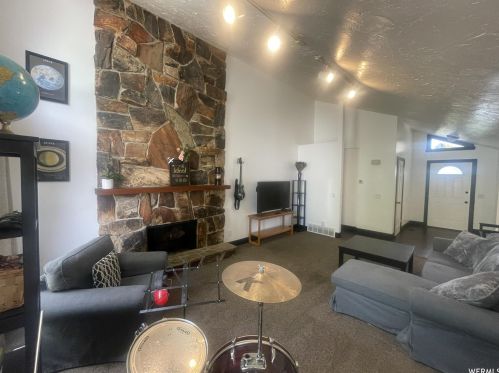 2193 Gyrfalcon Dr, Sandy UT 84092-4049 exterior