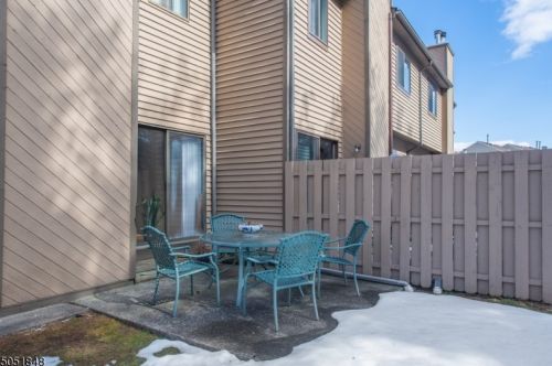 27 Castle Ridge Dr, East Hanover NJ  07936-3547 exterior