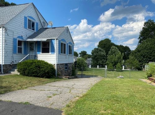 9 Longmeadow Ave, Worcester, MA 01606-2109