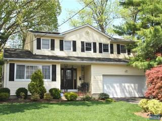 53 Campeau Pl, Bergenfield, NJ 07621-3324