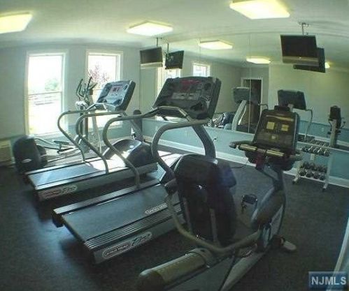 5 Tenakill Park, Cresskill NJ  07626-2062 exterior