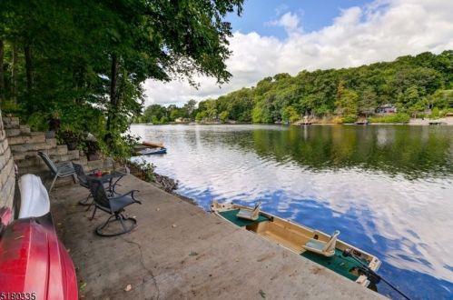 377 Skyline Lk Dr, Skyline Lakes NJ 07456-1953 exterior