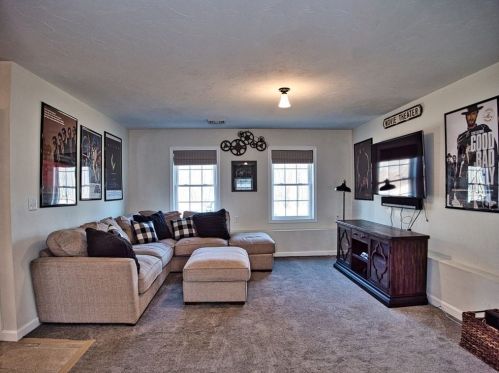 341 Courtney St, Fall River MA 02720-6726 exterior