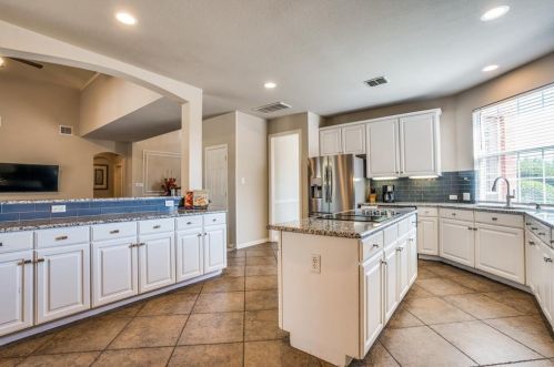 2709 Oakland Hl Dr, Plano TX 75025-6448 exterior