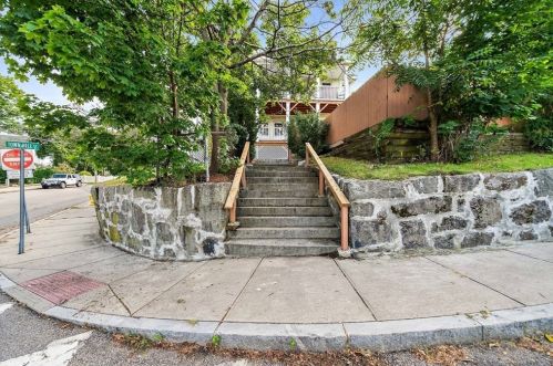 2 Town Hill St, Quincy MA 02169-6417 exterior