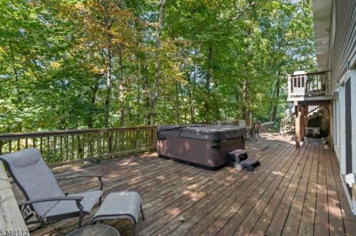 20 Robin Ln, Skyline Lakes NJ 07456-2932 exterior