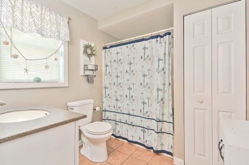 42 Raymond St, Fall River MA 02723-2823 exterior