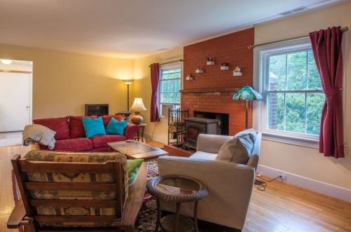 185 Pelham Rd, Amherst MA 01002-9777 exterior