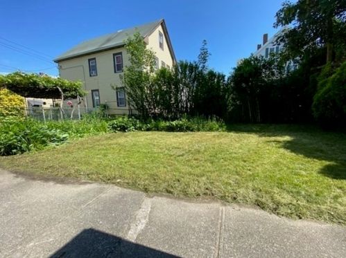 208 Grinnell St, New Bedford MA 02740-3269 exterior