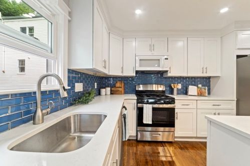 21 Beacon Pl, Chelsea MA  02150-1705 exterior