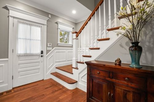 257 Watertown St, Newton, MA 02458-1305