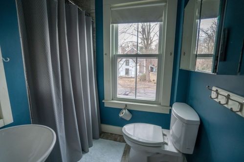 77 Mcclellan St, Amherst MA 01002-2012 exterior