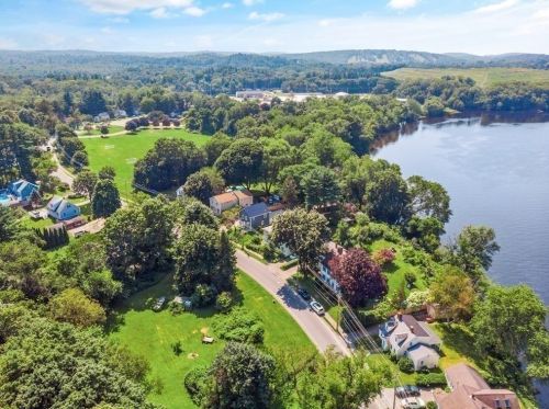 379 Main St, Groveland MA 01834-1428 exterior