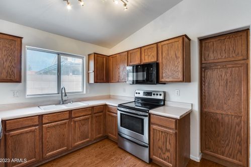 2021 Bluefield Ave, Phoenix AZ 85032-8817 exterior