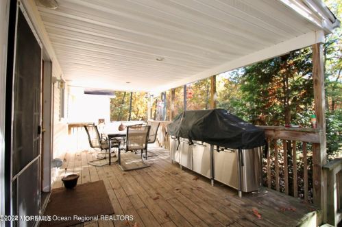 1062 Lakehurst Ave, Jackson Twp NJ 08527-5250 exterior